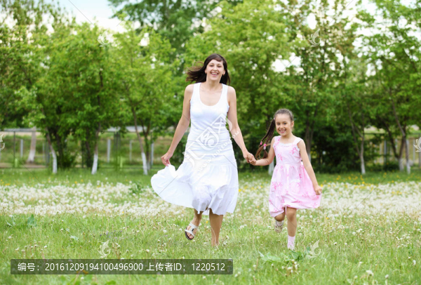 年輕的母親和年幼的女兒