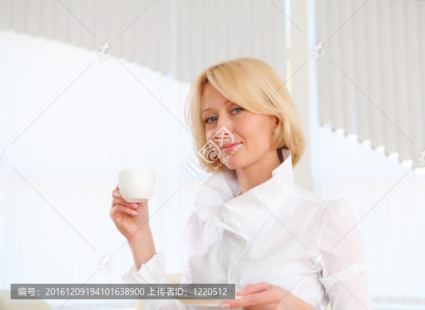 年輕的商業(yè)婦女與文件