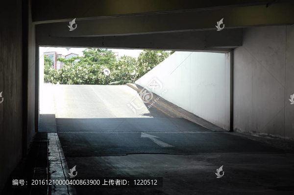 隧道盡頭的燈光