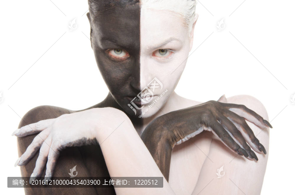 黑白化妝的女人肖像