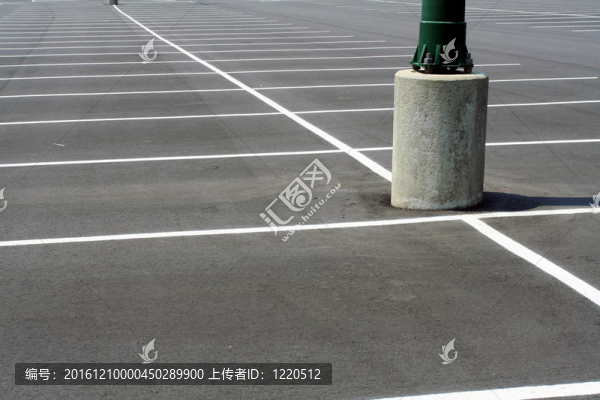 空曠的停車(chē)場(chǎng)