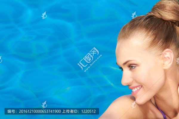 藍(lán)水背景下的微笑美人肖像