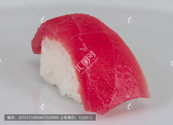 一個(gè)金槍魚(yú)壽司特寫(xiě)