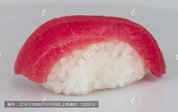 一個金槍魚壽司特寫