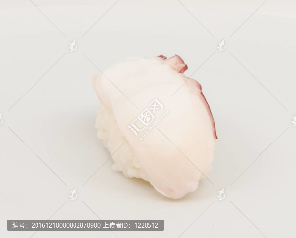 日本壽司與肉章魚在白色背景