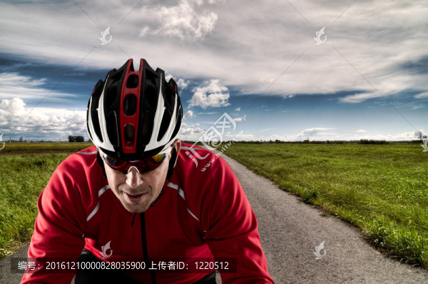 在路上騎自行車的人