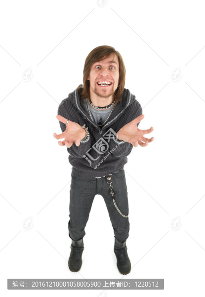 全鏡頭的男子與愚蠢的面部表情