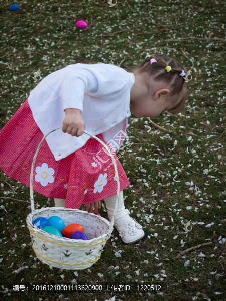 幼兒在復(fù)活節(jié)彩蛋狩獵