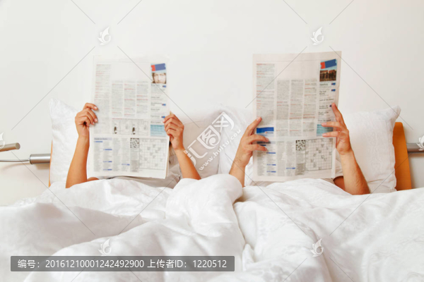 在床上看報(bào)紙