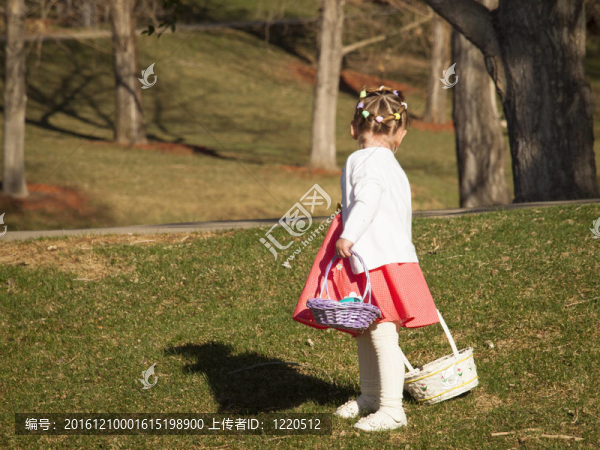 幼兒在復活節(jié)彩蛋狩獵
