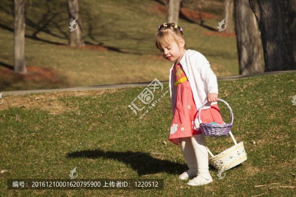 幼兒在復(fù)活節(jié)彩蛋狩獵