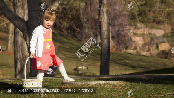 幼兒在復(fù)活節(jié)彩蛋狩獵