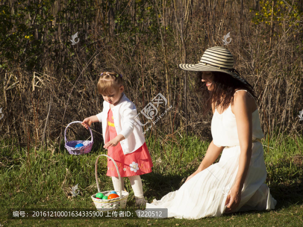 幼兒在復(fù)活節(jié)彩蛋狩獵