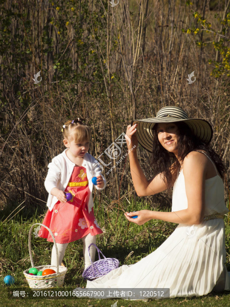 幼兒在復(fù)活節(jié)彩蛋狩獵