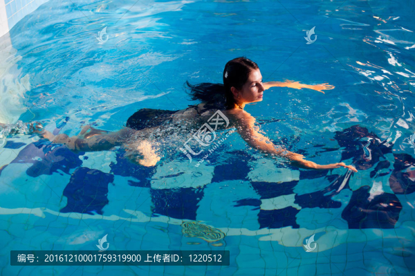 游泳池里的漂亮女孩