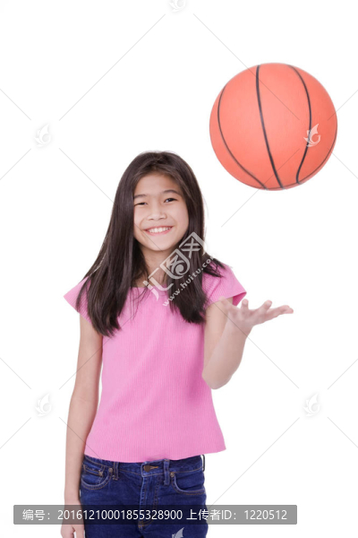 少女投擲籃球；孤立于白色