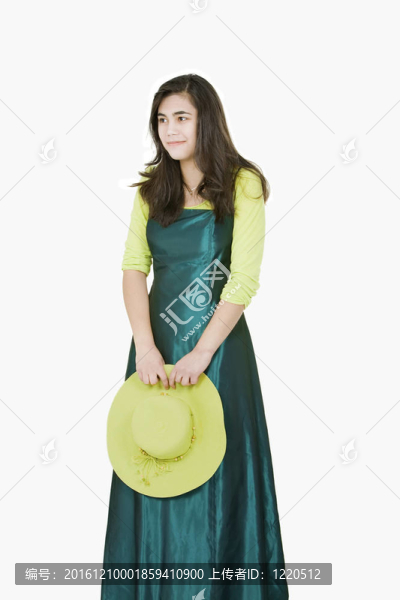 微笑的十幾歲的混血兒女孩在綠色的裙子和灰綠色的帽子