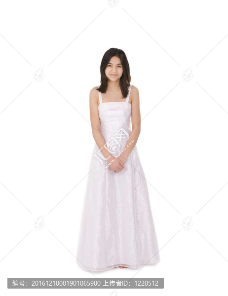 穿著白色禮服的年輕少女