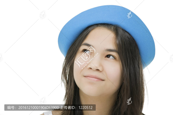 漂亮的戴著藍(lán)色帽子的年輕少女；用沉思的表情仰望。