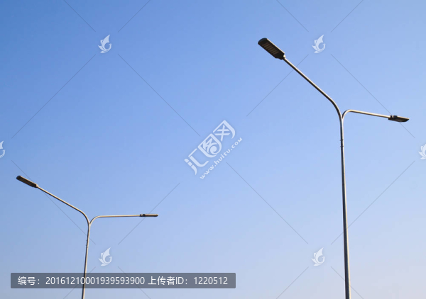 藍(lán)天上的路燈