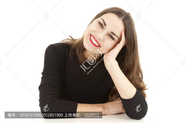 美麗的少女倚在白色的桌子上；白色背景