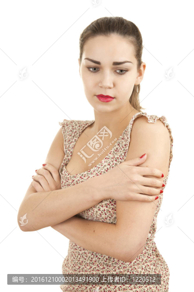 體貼的年輕婦女，雙臂交叉；白色背景