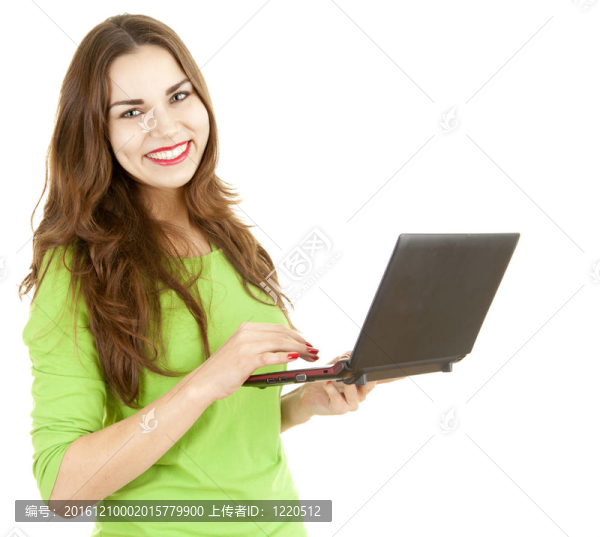 工作在筆記本電腦上的年輕女性；白色背景