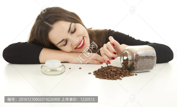 有咖啡豆的年輕女子；白色背景