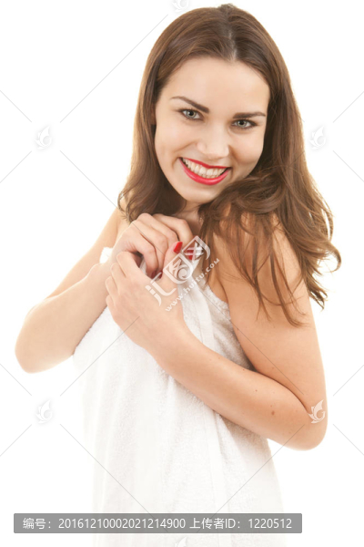 微笑；美麗的少女在毛巾；白色背景