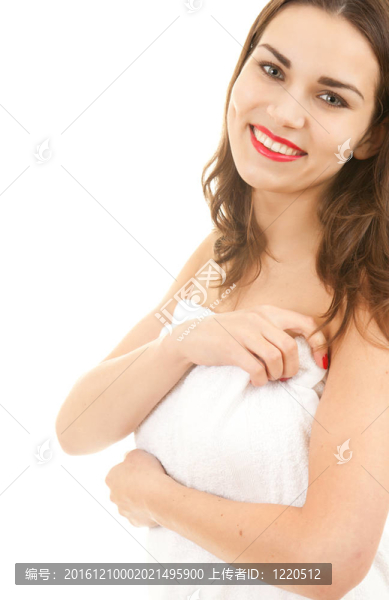 微笑；美麗的少女在毛巾；白色背景