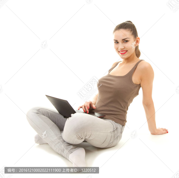 快樂的少女使用筆記本電腦；白色背景