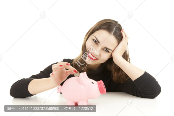 年輕的女人把錢放進(jìn)存錢罐；白色背景