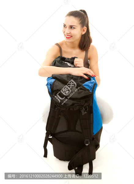 帶背包的微笑女性游客；白色背景