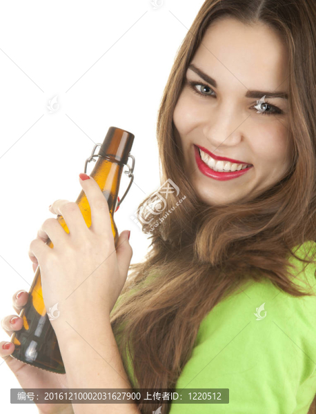 年輕女子保持棕色啤酒瓶；白色背景
