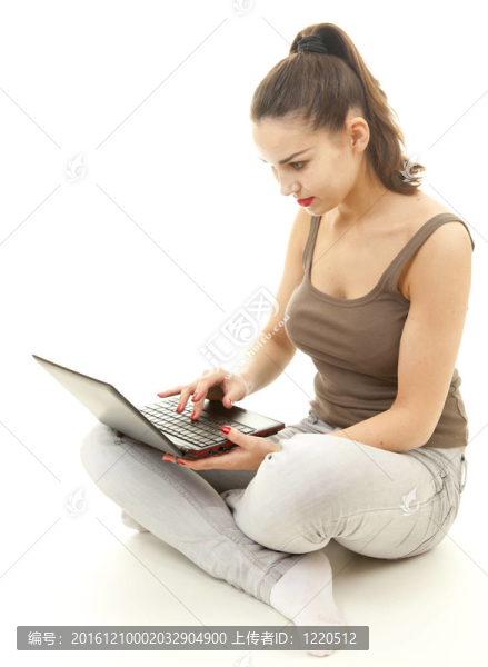 集中的少女使用筆記本電腦；白色背景