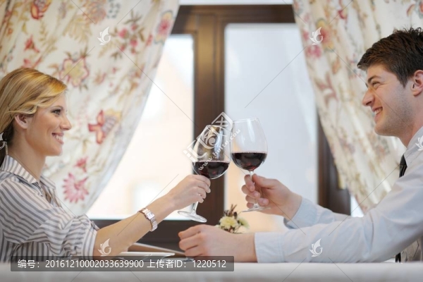 年輕夫婦在餐館吃飯