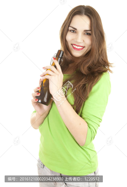 年輕女子保持棕色啤酒瓶；白色背景