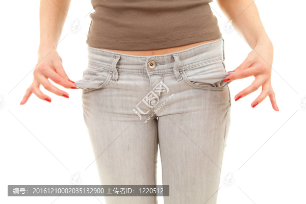 女人拿出口袋看她沒有錢