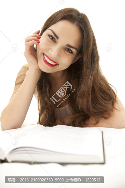 快樂的學生年輕婦女與書看相機；白色背景