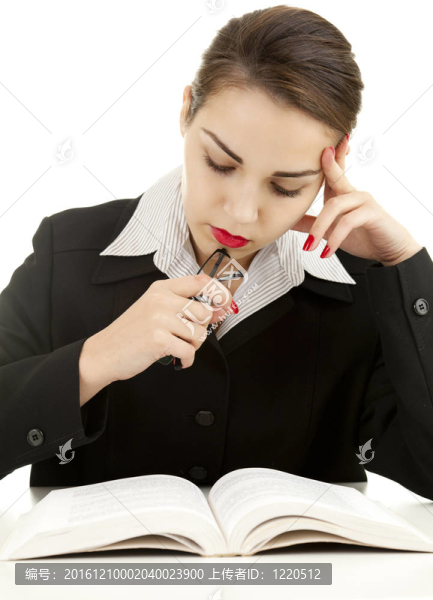 青年教師閱讀書；白色背景