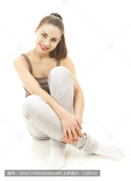 隨意的少女坐在地板上；白色背景
