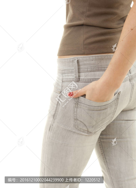 站在側(cè)面的婦女手放在口袋里；白色背景
