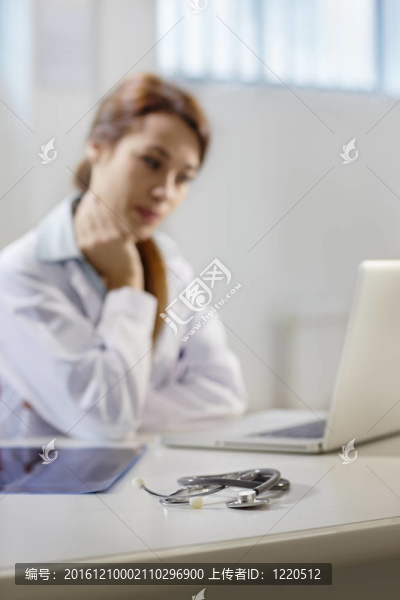 在醫(yī)生的辦公桌上聽診器