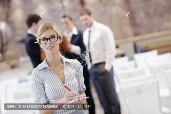 商務(wù)婦女在會議上與她的員工站在一起
