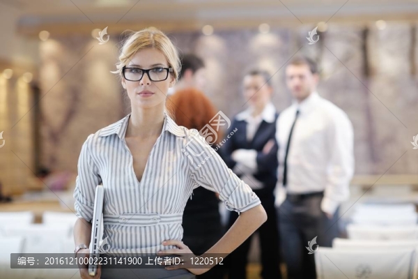 商務(wù)婦女在會(huì)議上與她的員工站在一起