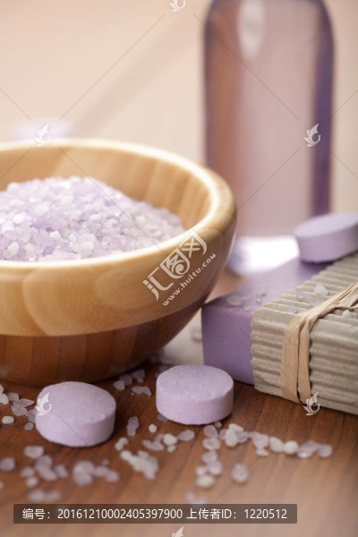 草藥鹽和肥皂。水療和身體護理背景