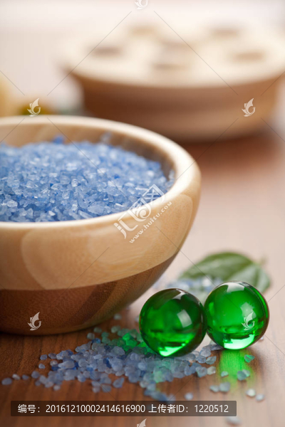 草藥鹽和沐浴球。水療和身體護(hù)理背景