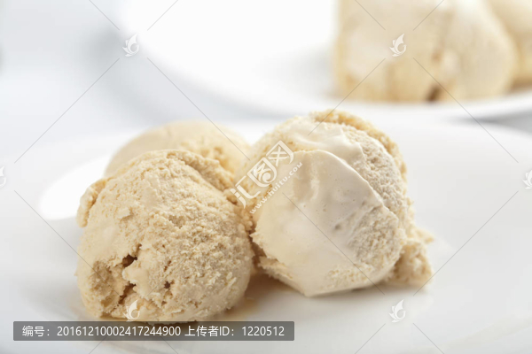 白盤子冰淇淋
