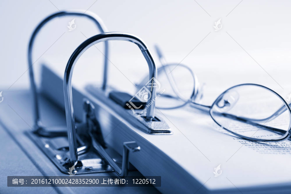 在柔和的藍(lán)色的粘合劑和玻璃打開文檔
