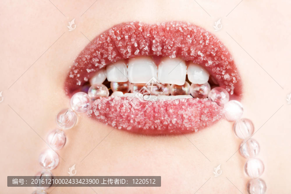 甜蜜的嘴唇和潔白的牙齒